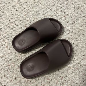 YEEZY SLIDES